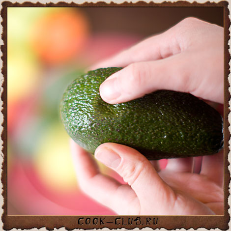 Чтобы определить спелый авокадо, на него надо слегка нажать пальцем