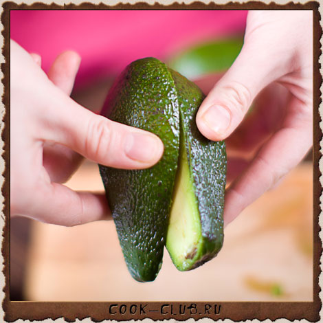 Немного повернуть половинки надрезанного авокадо в разные стороны, чтобы одна из половинок отделилась от косточки 
