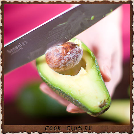 Насадить косточку авокадо на нож, слегка ударив по ней острием. Нож с насаженной косточкой немного повернуть в сторону, чтобы косточка отделилась от мякоти и вынуть